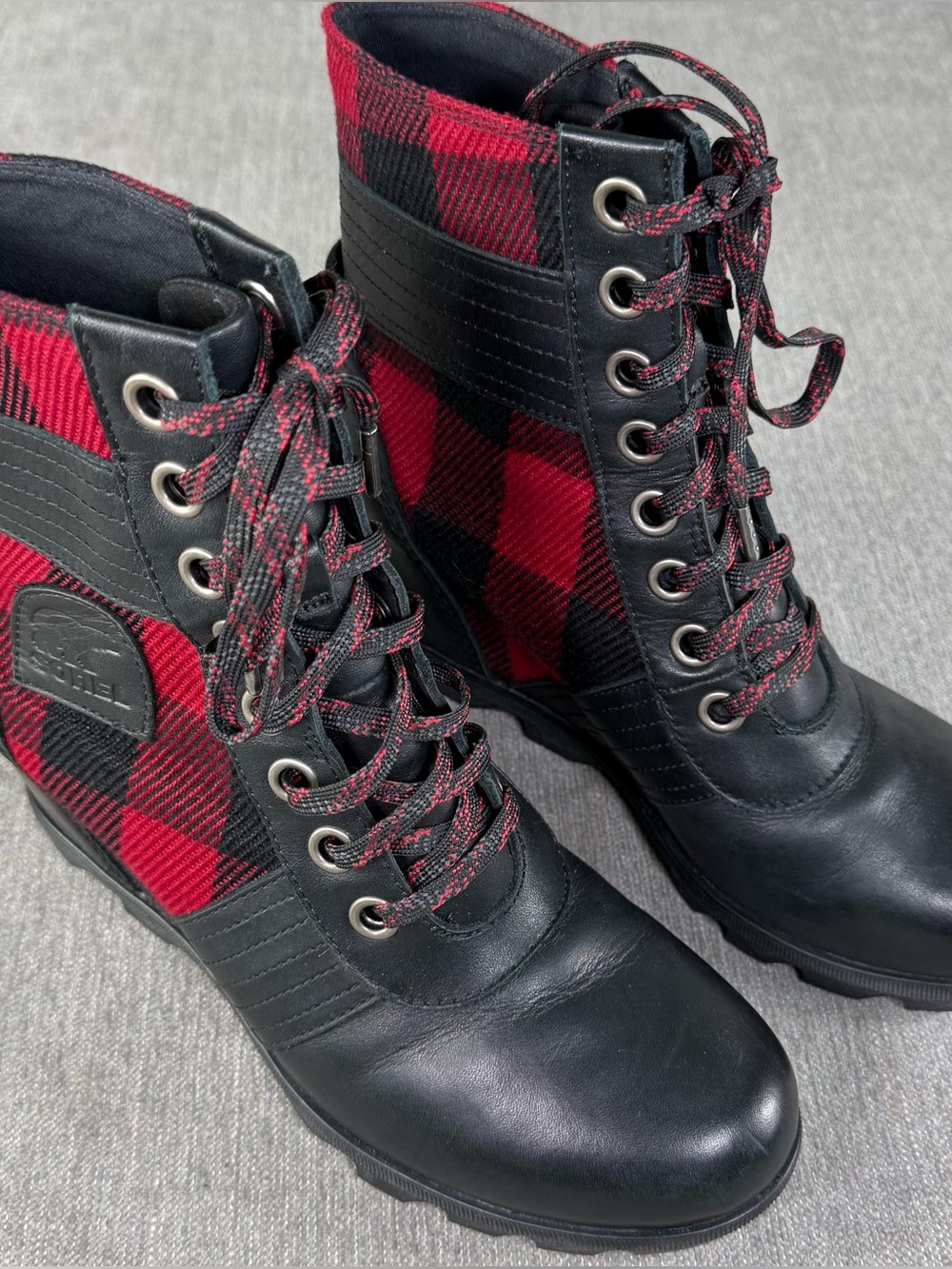 Women’s Sorel Black Lexie Wedge Boots w/Red Plaid Panels NL3377-010 Worn Once